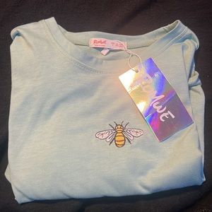 Cyan bee shirt.